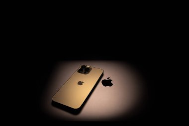 KYIV, UKRAINE - 20 Ekim 2023: Modern akıllı telefon Apple iPhone 15 Pro ve Apple Macbook Pro laptop. Cupertino teknoloji aletleri. Marka logosu adı.