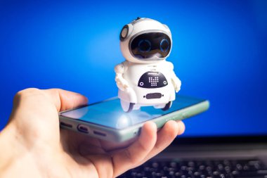Sanal ekran çevrimiçi sisteminde gerçek bir robot. Dijital Chatbot, sohbet GPT, sohbet asistanı, yapay zeka konsepti. Geleceğin teknolojisi. Geliştirme için iş yardımcısı.