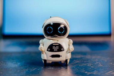 Siyah masadaki gerçek beyaz robot. Geleceğin teknolojisi. Geliştirme için iş yardımcısı.