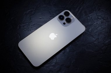 KYIV, UKRAINE - 20 Ekim 2023: Modern akıllı telefon Apple iPhone 15 Siyah zemin üzerine Pro.