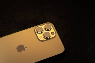 KYIV, UKRAINE - 20 Ekim 2023: Modern akıllı telefon Apple iPhone 15 Siyah zemin üzerine Pro.