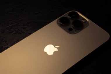 KYIV, UKRAINE - 20 Ekim 2023: Modern akıllı telefon Apple iPhone 15 Siyah zemin üzerine Pro.