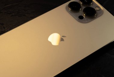 KYIV, UKRAINE - 20 Ekim 2023: Modern akıllı telefon Apple iPhone 15 Siyah zemin üzerine Pro.