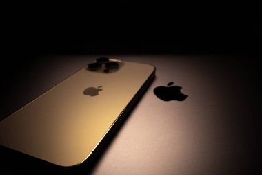 KYIV, UKRAINE - 20 Ekim 2023: Modern akıllı telefon Apple iPhone 15 Pro ve Apple Macbook Pro laptop. Cupertino teknoloji aletleri. Marka logosu adı.