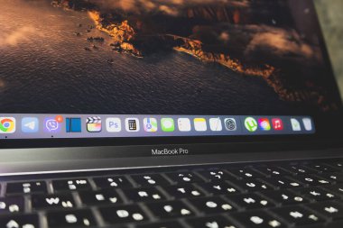 KYIV, UKRAINE - 03 Ekim 2023: Apple Macbook Pro 15 inç dizüstü bilgisayar.