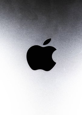 KYIV, UKRAINE - 03 Ekim 2023: Fırçalanmış gri alüminyum arka planda Kara Elma logosu.