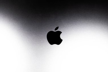 KYIV, UKRAINE - 03 Ekim 2023: Fırçalanmış gri alüminyum arka planda Kara Elma logosu.