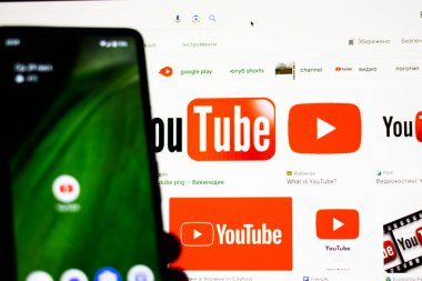 Ekranda sosyal internet servisi Youtube uygulamasının simgesini kapat.