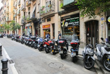 BARCELONA, İspanya - 15 Ekim 2018 Barcelona 'daki modern İspanyol sokakları. Gotik kare. Şehir hayatı. Motosikletlerin park yeri.