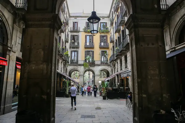 BARCELONA, İspanya - 15 Ekim 2018: Barcelona 'daki İspanyol sokakları. Gotik kare. Şehir hayatı.