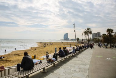 BARCELONA, İspanya - 15 Ekim 2018 Barcelona sahilinde yürüyen insanlar. Yaz tatili seyahatleri. Sonbaharda Barceloneta. Turistler dinleniyor..