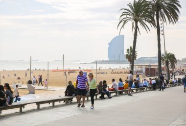 BARCELONA, İspanya - 15 Ekim 2018 Barcelona sahilinde yürüyen insanlar. Yaz tatili seyahatleri. Sonbaharda Barceloneta. Turistler dinleniyor..