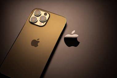 KYIV, UKRAINE - 20 Ekim 2023: Modern akıllı telefon Apple iPhone 15 Pro ve Apple Macbook Pro laptop. Cupertino teknoloji aletleri. Marka logosu adı.