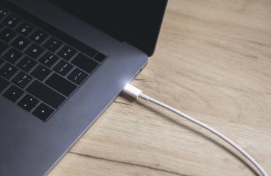 Bilgisayarı hızlı şarj etmek için USB tip C Port Kablosu. Fotoğrafı kapat..