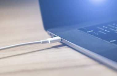 Bilgisayarı hızlı şarj etmek için USB tip C Port Kablosu. Fotoğrafı kapat..