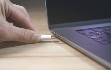 Bilgisayarı hızlı şarj etmek için USB tip C Port Kablosu. Fotoğrafı kapat..