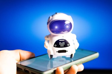 Sanal ekran çevrimiçi sisteminde gerçek bir robot. Dijital Chatbot, sohbet GPT, sohbet asistanı, yapay zeka konsepti. Geleceğin teknolojisi. Geliştirme için iş yardımcısı.