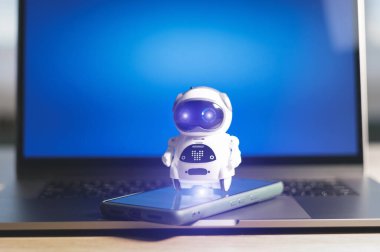 Sanal ekran çevrimiçi sisteminde gerçek bir robot. Dijital Chatbot, sohbet GPT, sohbet asistanı, yapay zeka konsepti. Geleceğin teknolojisi. Geliştirme için iş yardımcısı.