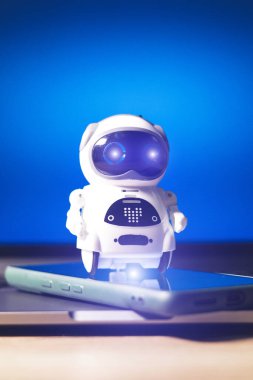 Sanal ekran çevrimiçi sisteminde gerçek bir robot. Dijital Chatbot, sohbet GPT, sohbet asistanı, yapay zeka konsepti. Geleceğin teknolojisi. Geliştirme için iş yardımcısı.