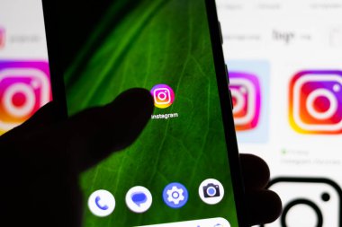 KYIV, UKRAINE - 20 Ekim 2023: Sosyal İnternet servisi Instagram 'ı olan akıllı telefonu tutan adam.