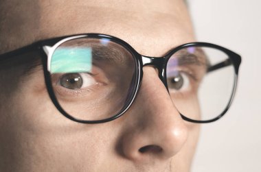 Gözlüklü iş adamı bilgisayar ya da dizüstü bilgisayarda çalışıyor. Sosyal medya etkileyicisi içerik yaratıyor. Programcı ya da tasarımcı işi. Pazarlama ve borsa.