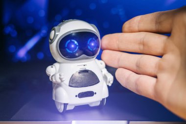 İnsanlarla robot tokalaşması. Dijital yaş gelişimi. Bilimsel dijital teknoloji, Yapay Zeka.