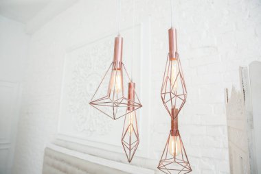 Tavan arası ışık avizesi. İç fikirler. Rahat bir ev..