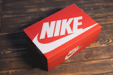 KYIV, UKRAINE - 09 Ocak 2024: Yeni Nike spor ayakkabılı veya spor ayakkabılı Kırmızı Markalı Kutu.