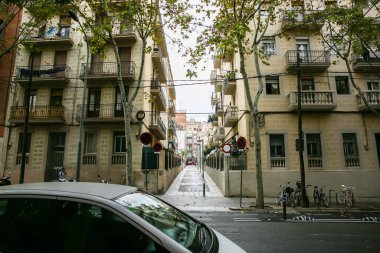 BARCELONA, İspanya - 15 Ekim 2018 Barcelona 'daki modern İspanyol sokakları. Şehir hayatı.