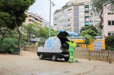 BARCELONA, İspanya - 15 Ekim 2018 Barcelona 'daki sokakları temizleyen kadın. İspanyol şehir hayatı.