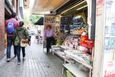 BARCELONA, İspanya - 15 Ekim 2018 Barcelona 'daki modern İspanyol sokakları. Gazete ve dergi satan bir şehir hayatı..