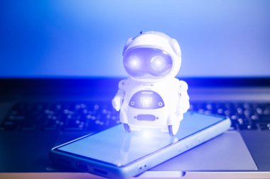 Sanal ekran çevrimiçi sisteminde gerçek bir robot. Dijital Chatbot, sohbet GPT, sohbet asistanı, yapay zeka konsepti. Geleceğin teknolojisi. Geliştirme için iş yardımcısı.