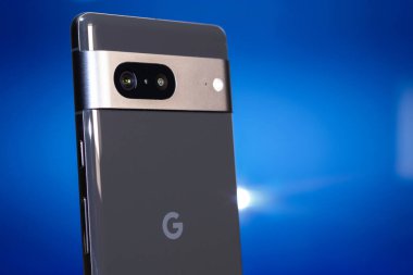 KYIV, UKRAINE - 09 Ocak 2024: Modern akıllı telefon Google Piksel mavi arka planda.