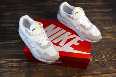 KYIV, UKRAINE - 09 Ocak 2024: New Nike NIKE AIR MAX SOLO spor ayakkabısı. Beyaz Antrenörler kapatın..