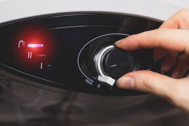 Sıcak su ısıtma için elektrikli kazan kontrol paneli. Görüntüyü kapat.