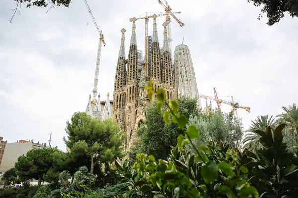 BARCELONA, İspanya - 15 Ekim 2018 Barcelona 'daki Sagrada Familia Kilisesi. Bulutlu bir gün. İspanyol ünlü mimarisi.