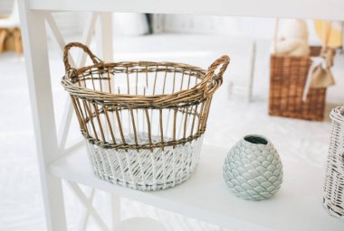 Ev dekorasyonları rafta duruyordu. Ahşap arka plan. Çatı katı tarzı. Sıcacık bir köy havası. Kavanozda fındık var. Hasır sepet.