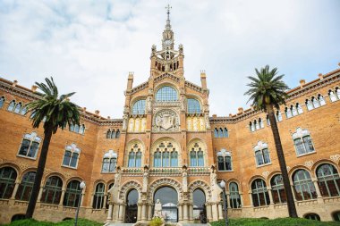 BARCELONA, İspanya - 15 Ekim 2018 Barselona 'daki Sant Pau Hastanesi. Şehir sokakları mimarisi.