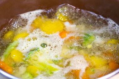 Sebzeli haşlanmış vejetaryen çorbası. Sağlıklı diyet yemekleri.