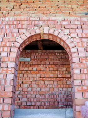 Tuğlalardan yapılmamış bir ev. Yeni evin inşası devam ediyor.