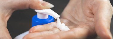 Kadın elindeki kavanozdan beyaz nemlendirici krem sıkıyor. Kozmetik, cilt bakımı, güzellik tedavisi. Görüntüyü kapat.