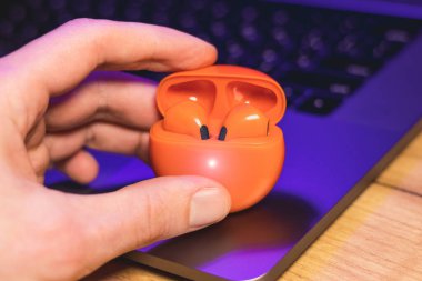 Orange Wireless Bluetooth kulaklıklı kutu. Modern Stereo Kulaklık, Spor Kulaklık.