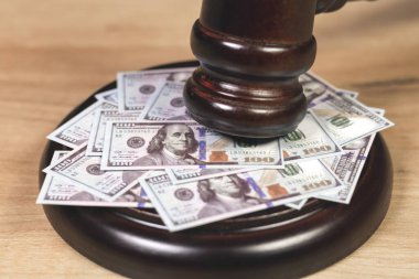 Yargıç Hammer dolarların hesabını verecek. Yargı sistemindeki yolsuzlukla ilgili avukat kararı. Hukuk ve adalet. Hukuk mahkemesi. Fonlara el konulmasına karar verilmiştir..