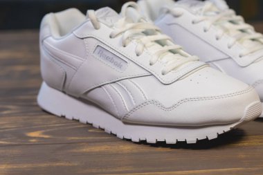 KYIV, UKRAINE - 20 Nisan 2024: Beyaz Reebok Klasik Deri Ayakkabı veya Spor Ayakkabıları.
