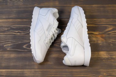 KYIV, UKRAINE - 20 Nisan 2024: Beyaz Reebok Klasik Deri Ayakkabı veya Spor Ayakkabıları.