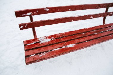 Parkta karlı bir bankta. Kış havası. Buz ve buz kavramı.