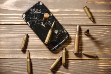 Beyaz arka planda bir kurşunla kaza yapmış bir akıllı telefon. Kırık lcd dokunmatik ekran. Bilgi teknolojisi fotoğrafı. Savaş konsepti.