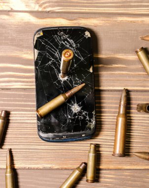 Beyaz arka planda bir kurşunla kaza yapmış bir akıllı telefon. Kırık lcd dokunmatik ekran. Bilgi teknolojisi fotoğrafı. Savaş konsepti.