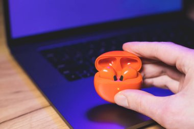 Orange Wireless Bluetooth kulaklıklı kutu. Modern Stereo Kulaklık, Spor Kulaklık.