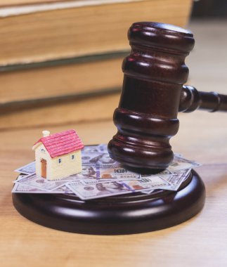 Yargıç Hammer gayrimenkul alım ve kiralama konusunda hüküm verecek. House hakkında avukat kararı ve dolar parası. Hukuk ve adalet. Hukuk mahkemesi. Mülkiyet için banka kredisine verilen cezanın telafisi.